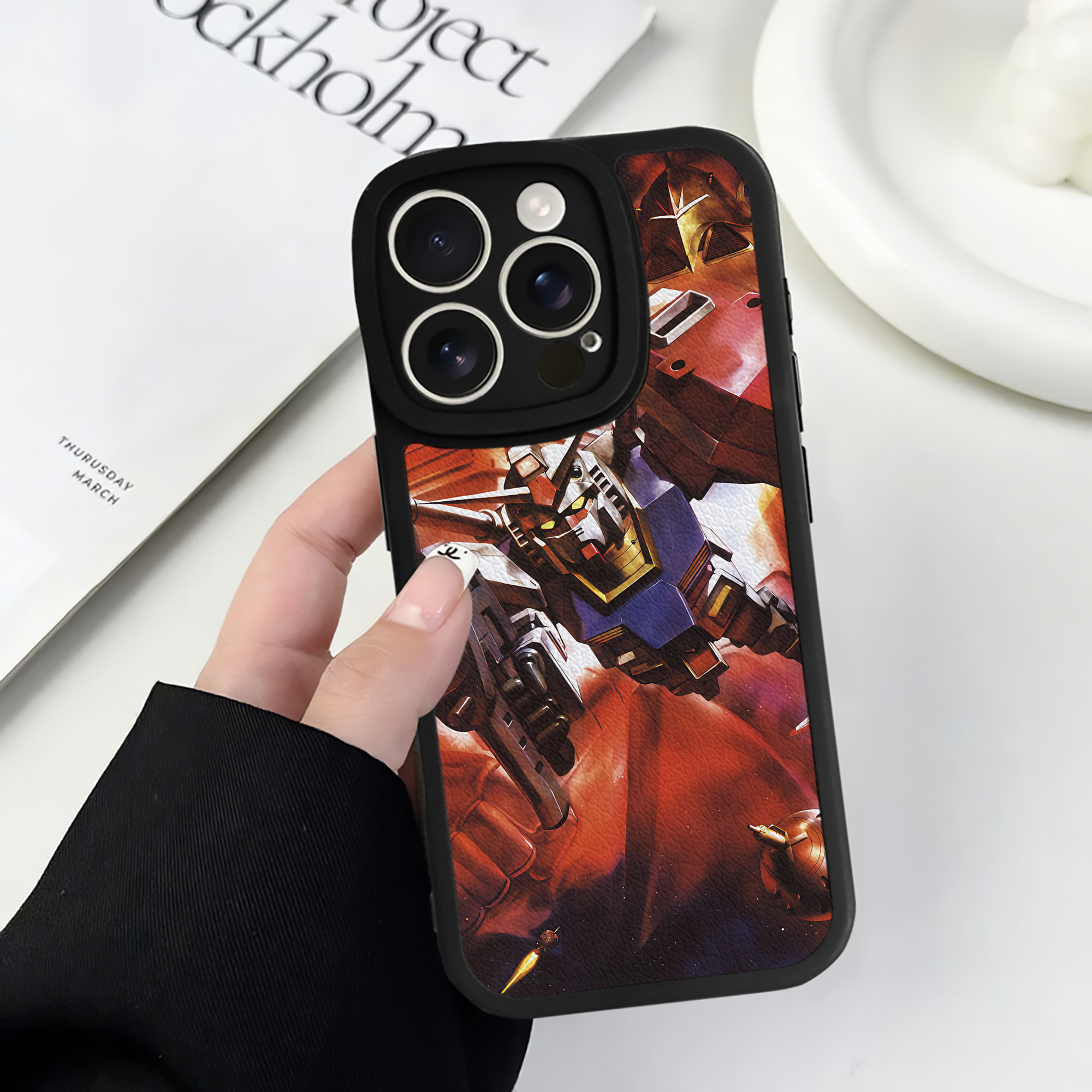 （画像用） 機動戦士ガンダム Mobile Suit Gundam 【iPhone 16シリーズ対応】シリコンスマホケース（レザー調） 材質：シリコン
